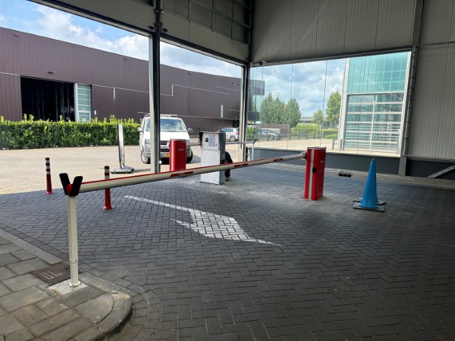 Wasstraat en tankstation parkeertechniek Project Veghel met slagbomen